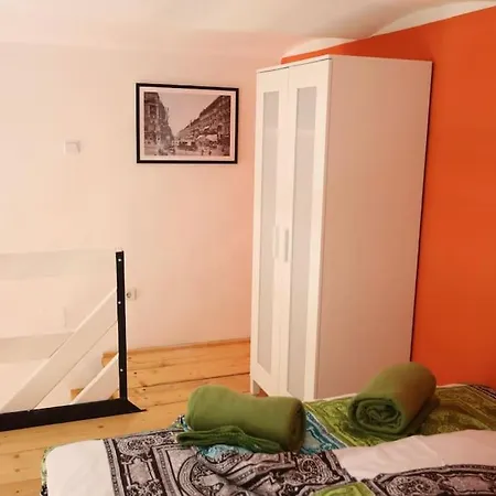 Quiet At Synagogue ブダペスト