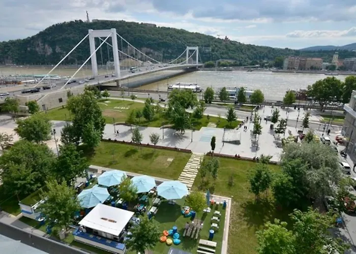 Quiet At Synagogue Budapesta