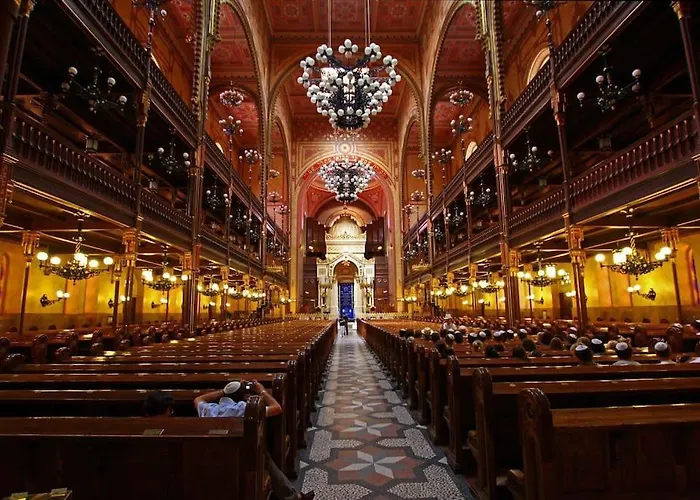 Quiet At Synagogue Budapesta