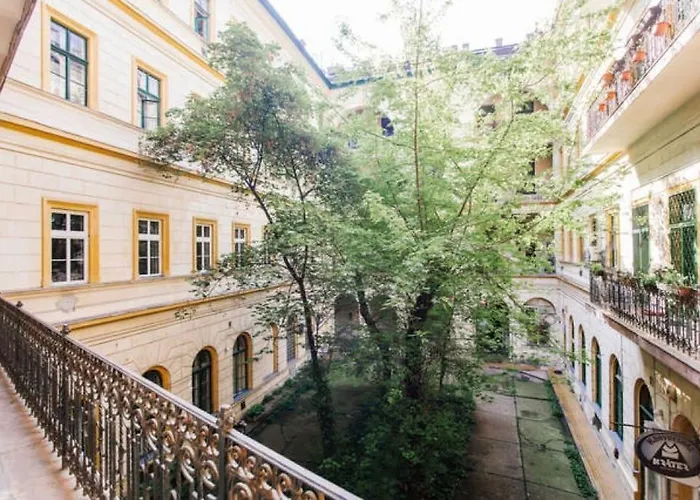 Quiet At Synagogue Apartament Budapesta