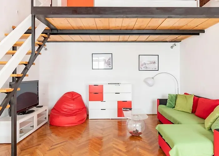 Quiet At Synagogue * Budapesta