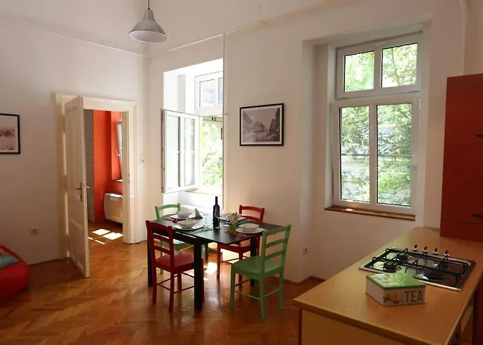 Quiet At Synagogue Budapesta