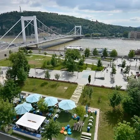 Quiet At Synagogue בודפשט