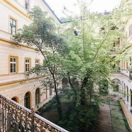 Quiet At Synagogue Appartement Budapest